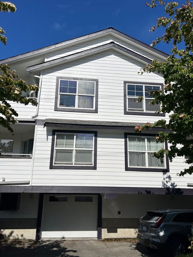 Vaulted Ceilings, Fireplace, LVP Flooring,... - Vaulted Ceilings, Fireplace, LVP Flooring,... Condo Unit 302
