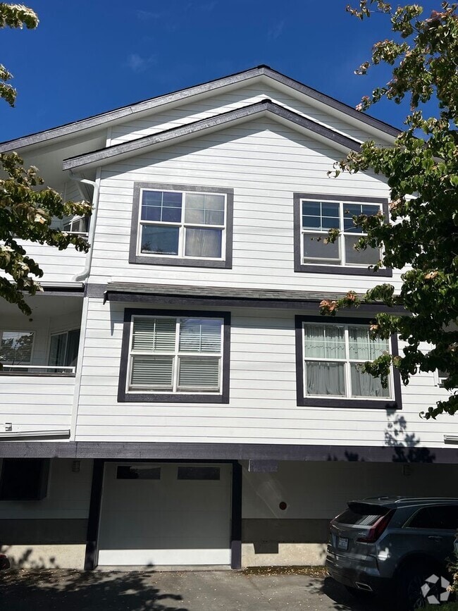 Building Photo - Vaulted Ceilings, Fireplace, LVP Flooring,... Unit 302 Rental