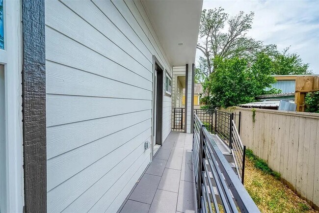 Building Photo - 1511 Alamo St Rental