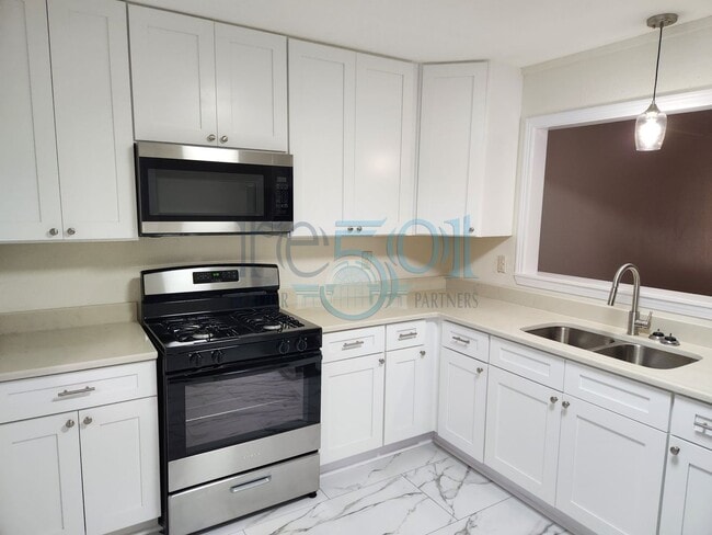 Photo - N Elm Duplex (200-202)