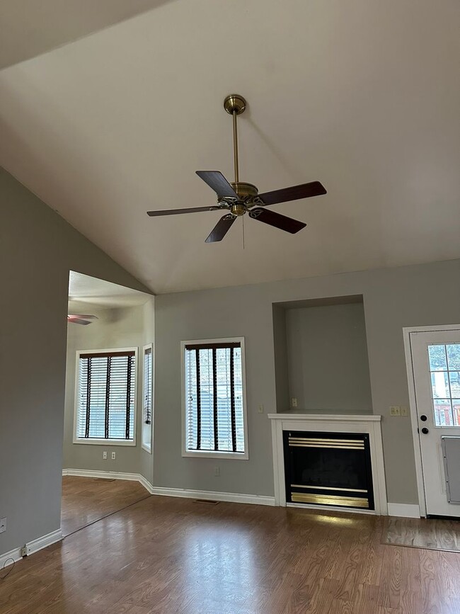 Building Photo - 3 Bedroom House