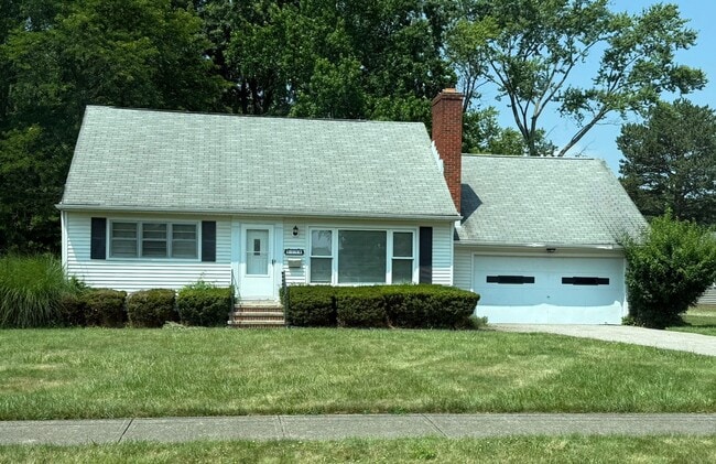 Building Photo - Newly Renovated - Spacious 4 Bedroom - 2 B... Rental