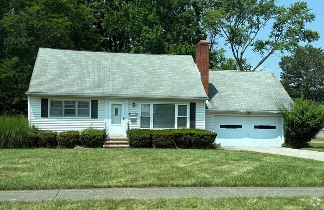 Building Photo - Newly Renovated - Spacious 4 Bedroom - 2 B... Rental