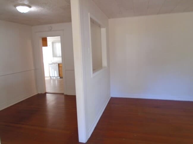 Photo - 435 Wilson St S