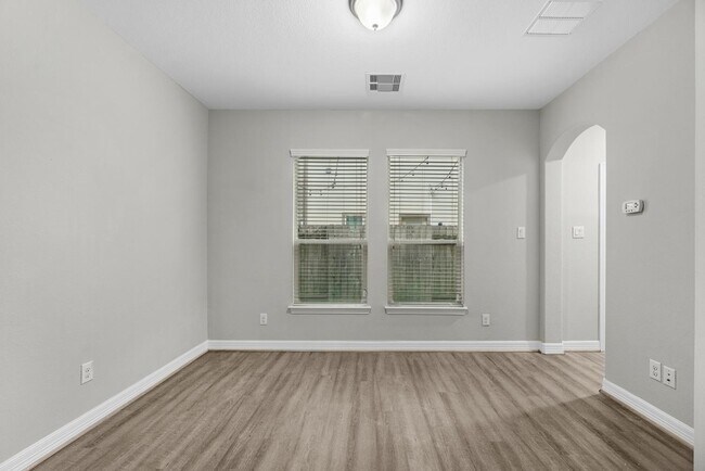 Photo - 458 N Live Oak St