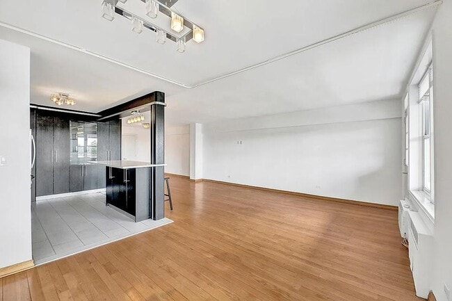 Photo - 1625 Emmons Ave