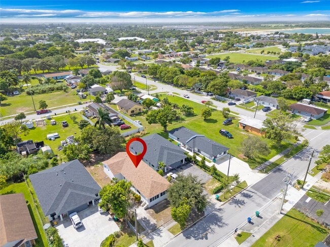 Photo - 667 NW 14th St