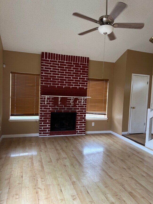 Photo - 1722 Oakwell Ln