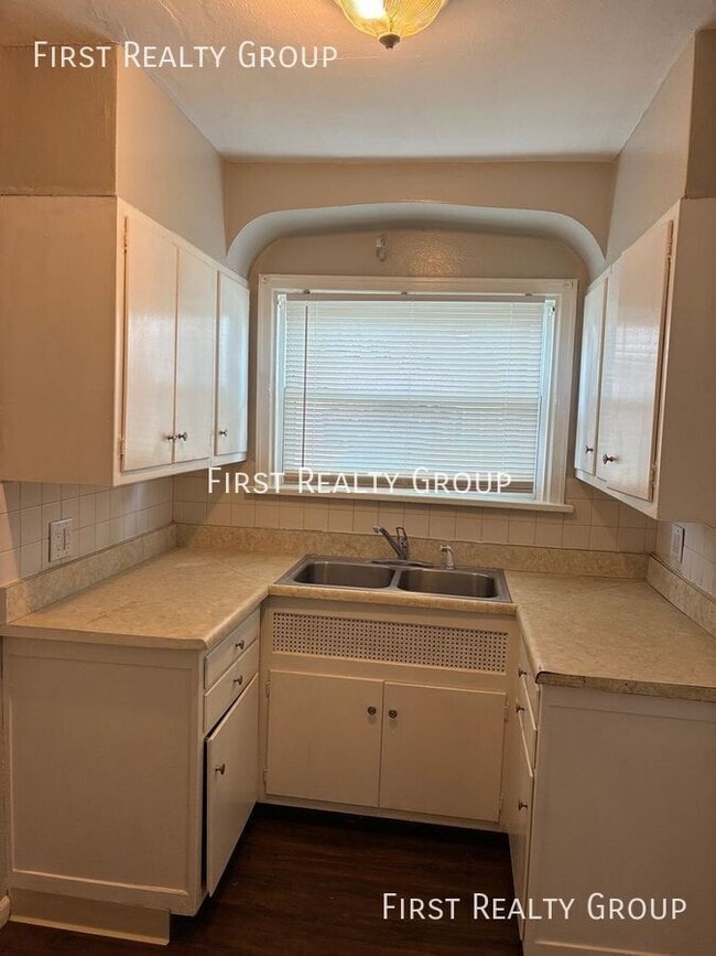 Photo - 207 Ashwood Ave
