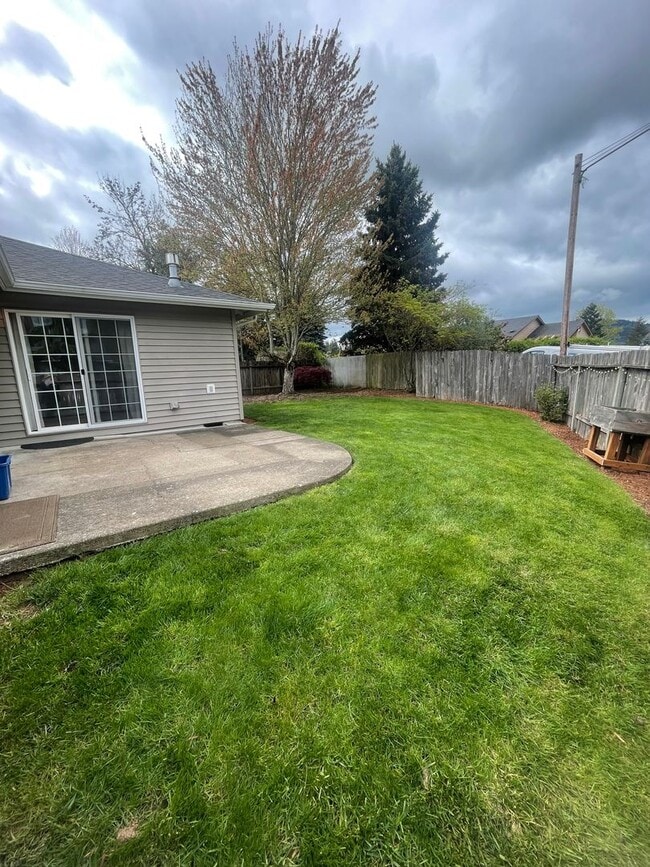 Photo - Pet Friendly Charming 3 Bedroom Home with large office!