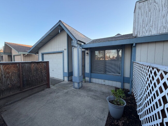 Building Photo - North Merced Near the college-Spacious 2-Bedroom Duplex Retreat: Modern Comfort with 2 Full Baths...