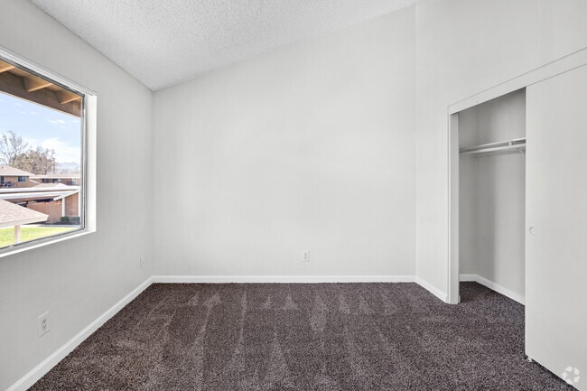 2BR, 1BA - 852SF - 2nd Bedroom