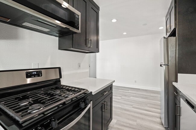 Photo - 900 W College St Unit 4