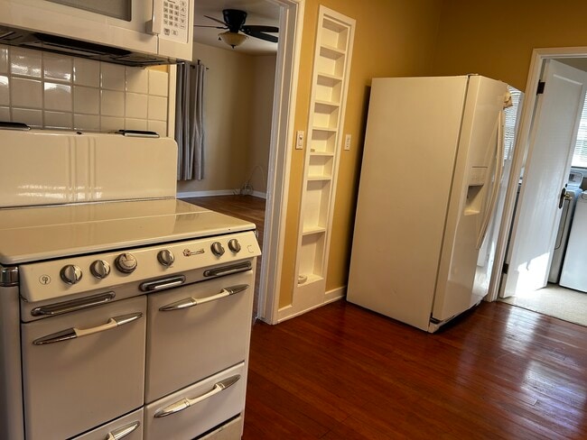 Cocina - 545 S Calle Santa Rosa