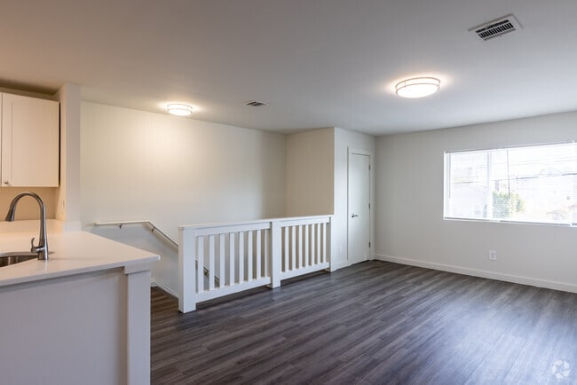 2nd piso 1HAB, 1BA - 768SF