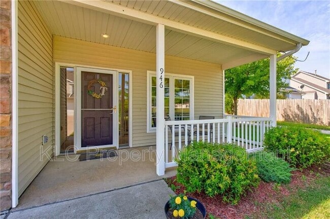 Photo - 946 Red Hawk Way SE