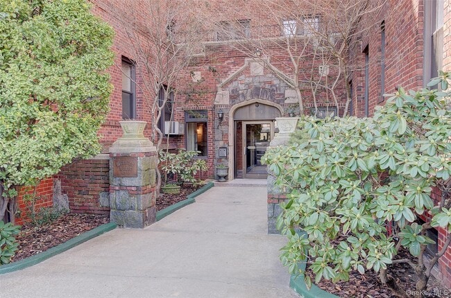 Building Photo - 167-10 Crocheron Ave Unit 3L