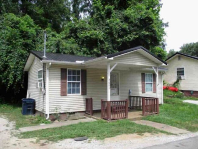 Building Photo - 2001 Dixon St