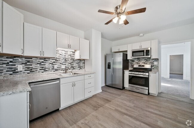 Building Photo - Newly Renovated 2 Bedroom Home With Bonus ...