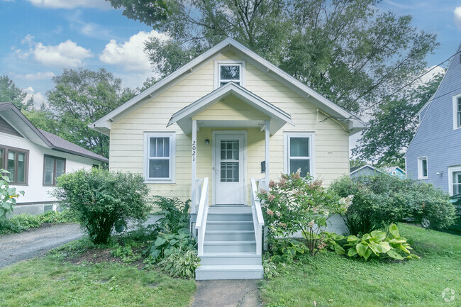 Building Photo - 2021 E Dayton St Rental