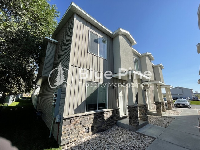 Building Photo - 690 S Saturn Ave Rental