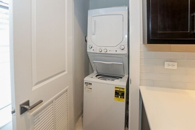 Photo - 1946 W Nelson St Unit 1E