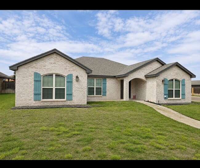 Building Photo - Darling home new to rentals ..great location near tech and medical