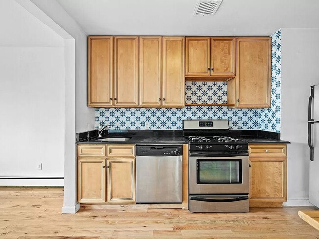 Building Photo - 93 Wyckoff Ave Unit 2C