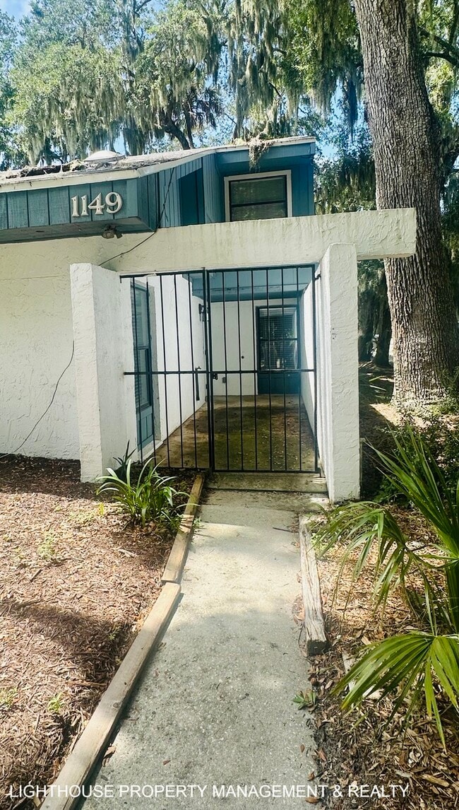 Building Photo - Awesome 2 bedroom 2 bath, WILL ACCEPT HOUS... Rental