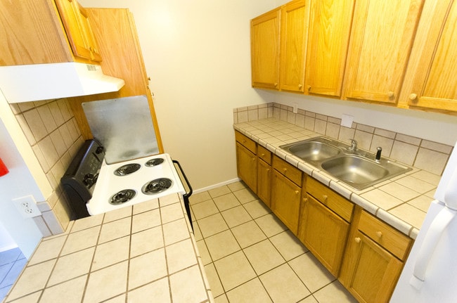 Hampton Arms Apartments - Hampton Arms Apartments