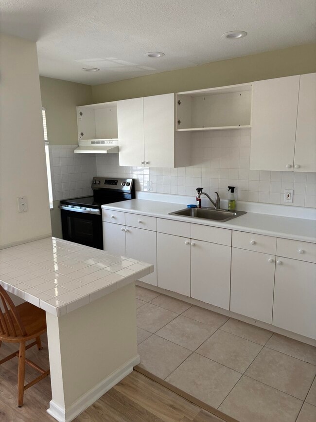 Building Photo - 1021 SE Monterey Rd Unit 1-30 Rental
