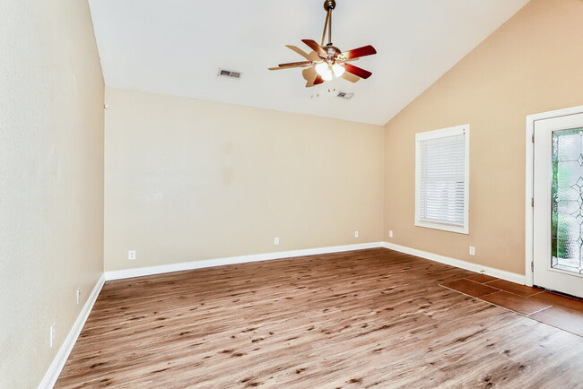 Photo - 1044 Avondale Ct