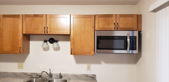 Photo - 3 BEDROOOM/1.5 BATH TOWNHOUSE