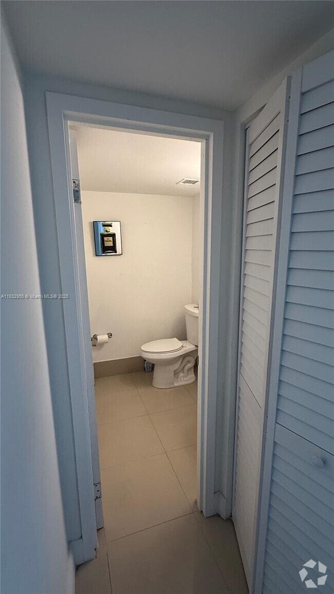 Building Photo - 16546 NE 26th Ave Unit 4I Rental