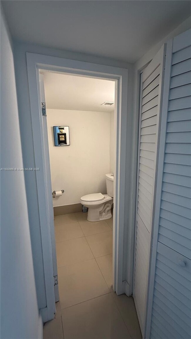 Photo - 16546 NE 26th Ave Unidad 4I Rental