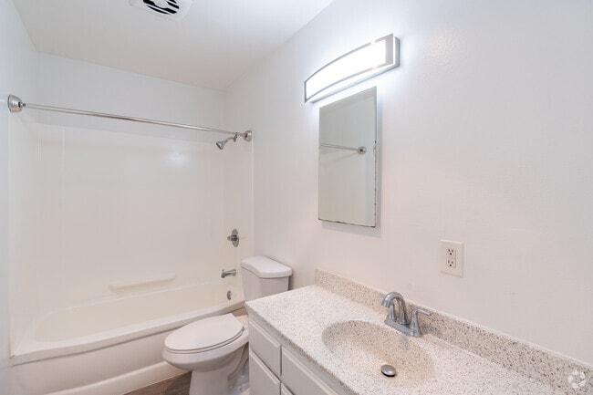 2BR, 2BA - 850SF - Bathroom