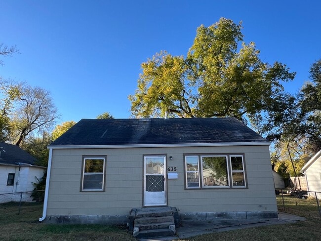 Building Photo - Remodeled Like New 2 Bedroom 1 Bath Pet Friendly