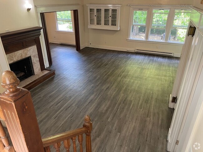 Building Photo - 12 Bedroom 8 1/2 Bathroom plus parking and... Rental