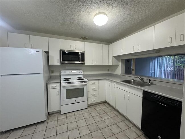 Building Photo - 199 Beacon St Unit 5
