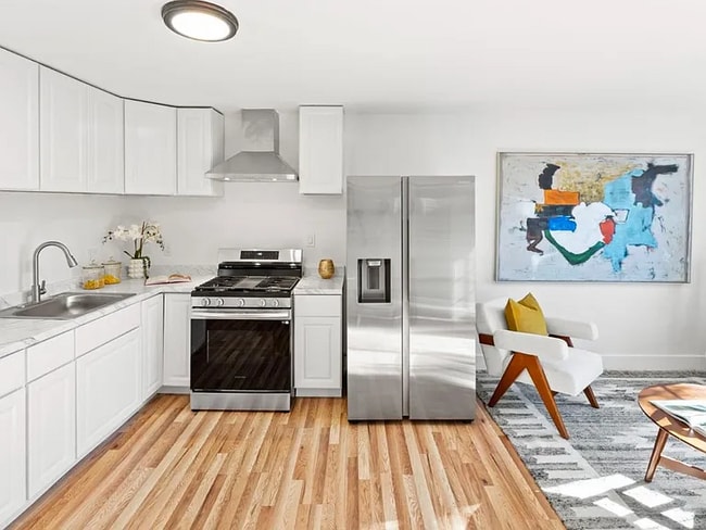 Photo - 2887 Fordham St