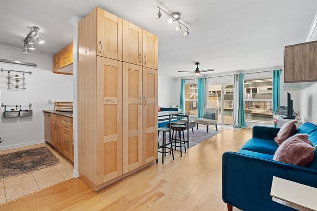 Building Photo - 1818 S Lakeshore Blvd Unit 8