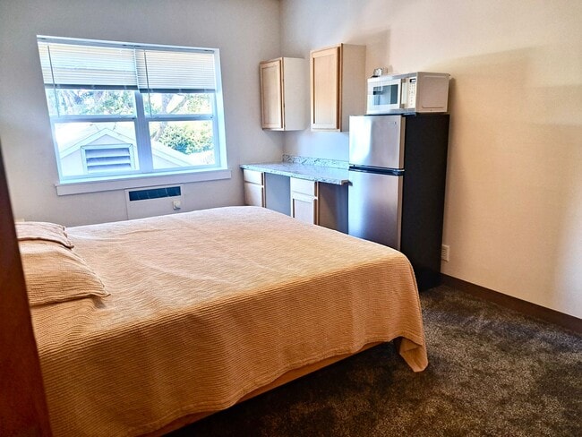 Building Photo - UNDER NEW MANAGEMENT: 2bdrm/1ba Efficiency Room - Pet Friendly! Unit 3959 Sheridan Ave Apt 210