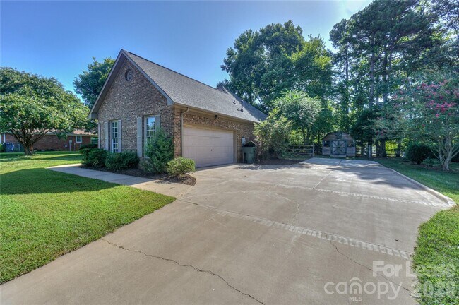 Photo - 840 Emerson Dr