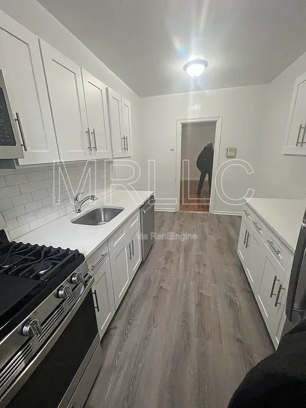 Building Photo - 500 W 235th St Unit 2c