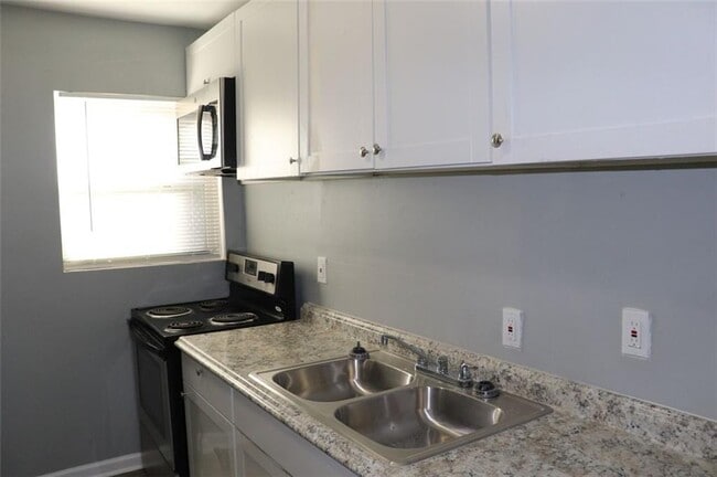 Photo - 740 Cooper St SW