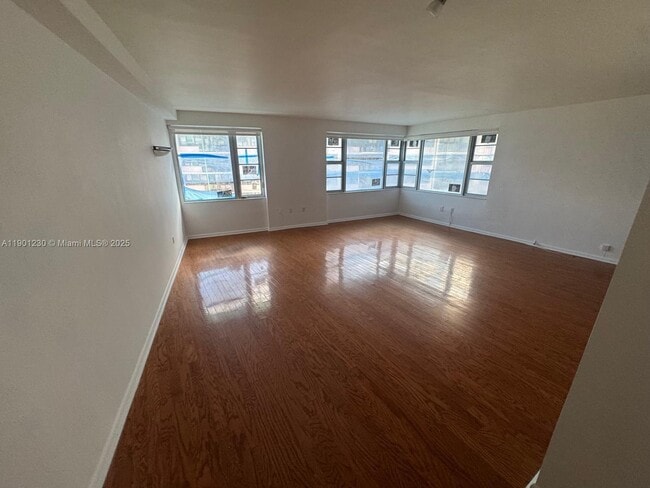Photo - 5255 Collins Ave Unidad 11B