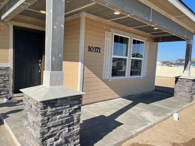 Building Photo - 4 bedroom 2 bath large loft area upstairs / All bedrooms downstairs