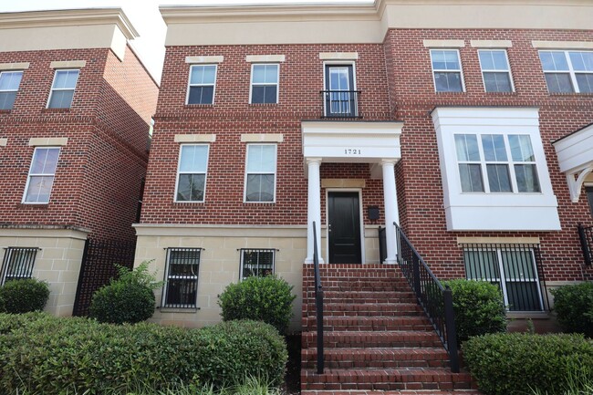 Spacious 4BR Home with Garage Steps from C... - Spacious 4BR Home with Garage Steps from C...