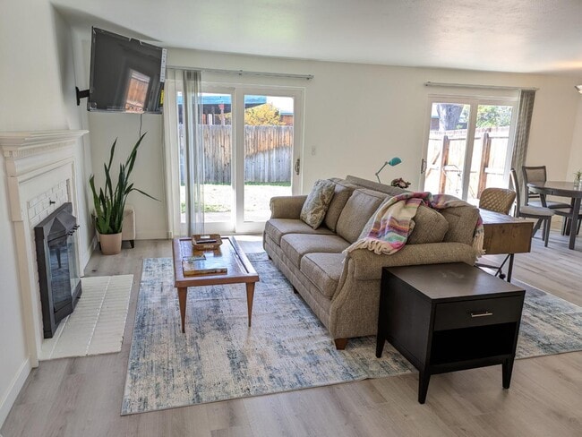 Photo - 425 Manhattan Dr