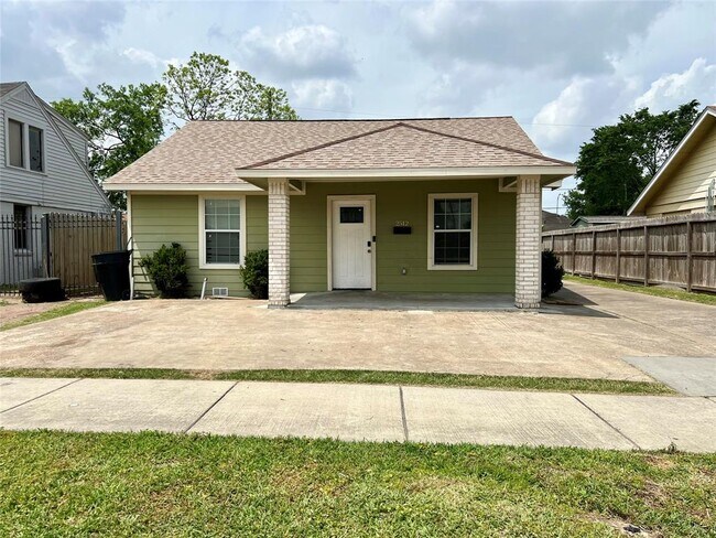 Photo - 2512 Oakcliff St House